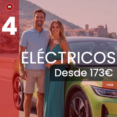Pareja sonriente junto a un coche eléctrico verde moderno en un entorno costero, publicidad de seguros de garantía mecánica para movilidad eléctrica.